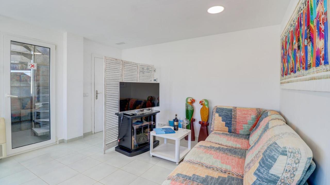 Apartment Seaside Oasis: Beachfront 2br With Jacuzzi Terrace *