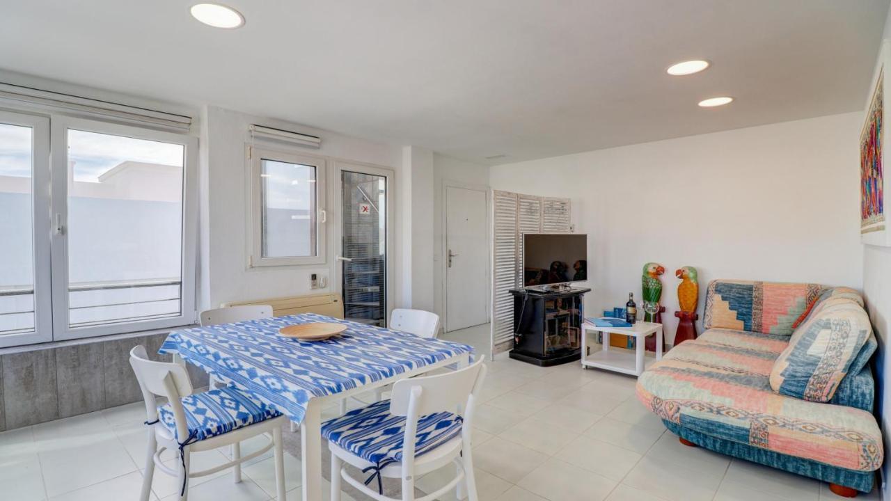 Apartment Seaside Oasis: Beachfront 2br With Jacuzzi Terrace Port de Pollenca