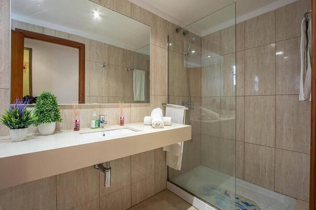 Fabulous With Views In By Renthousing Apartment *