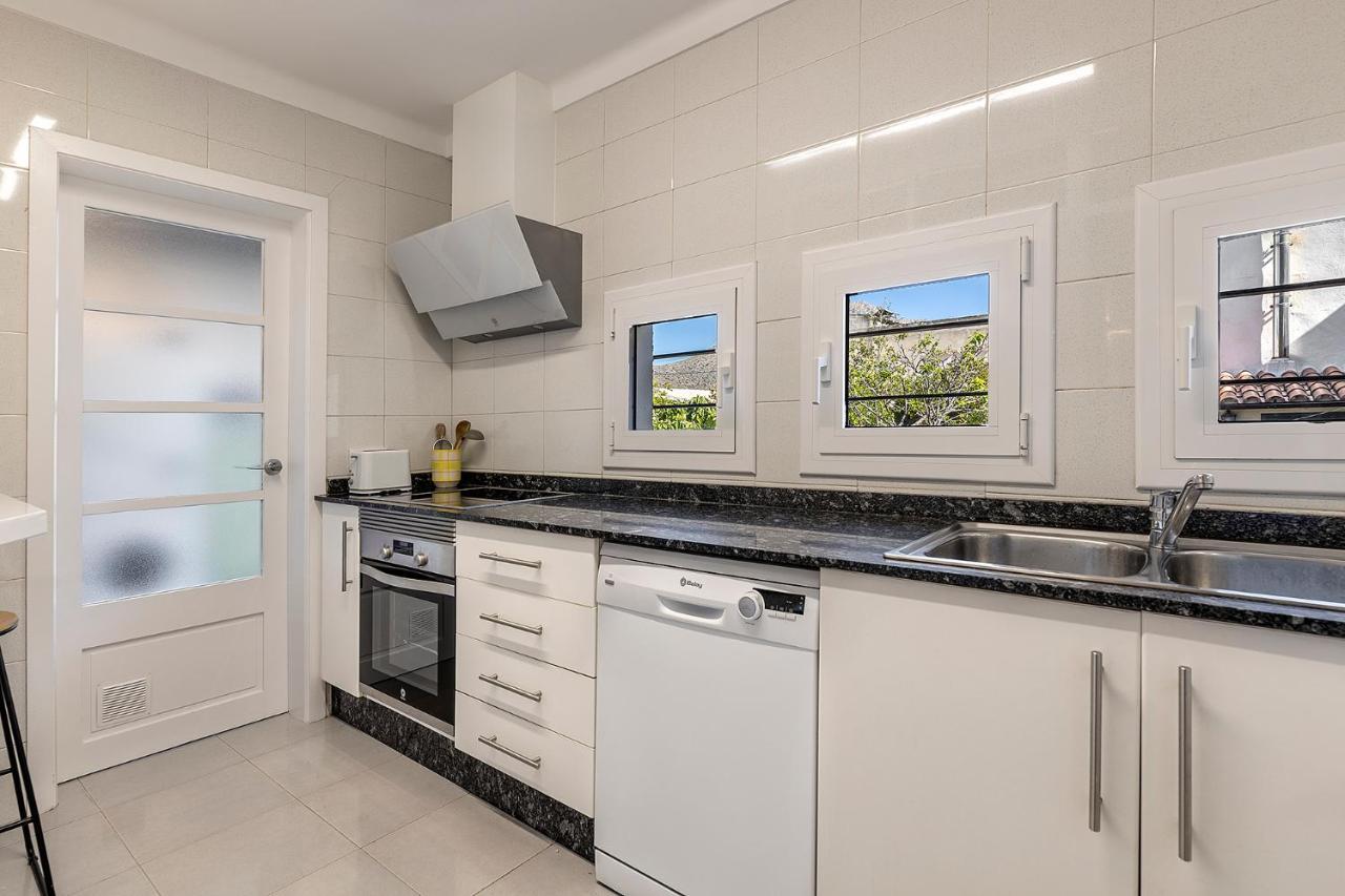 Apartament La Gola Apartment, First-line Beachfront, Newly Refurbished