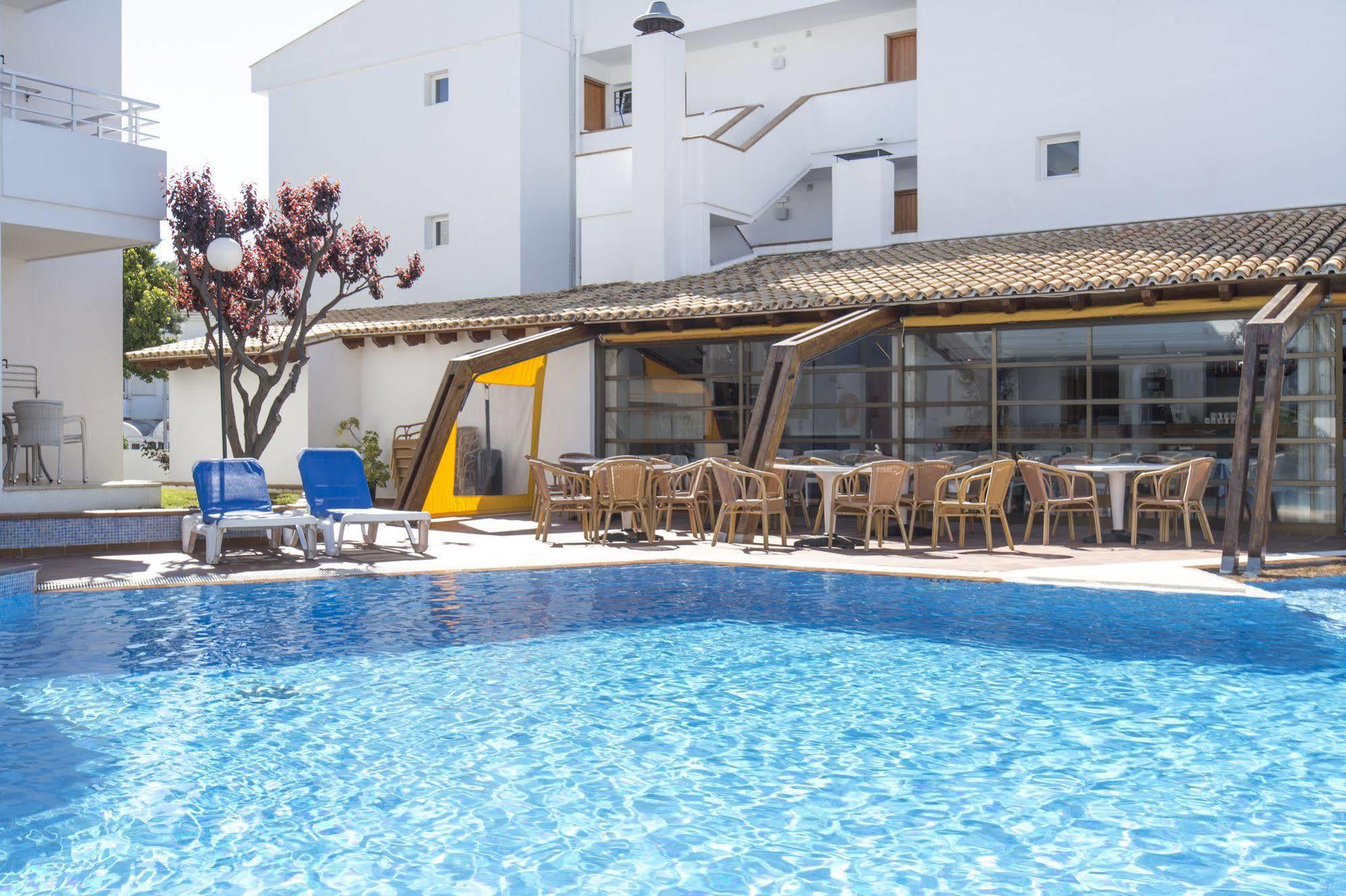 Flora Aparthotel 3*
