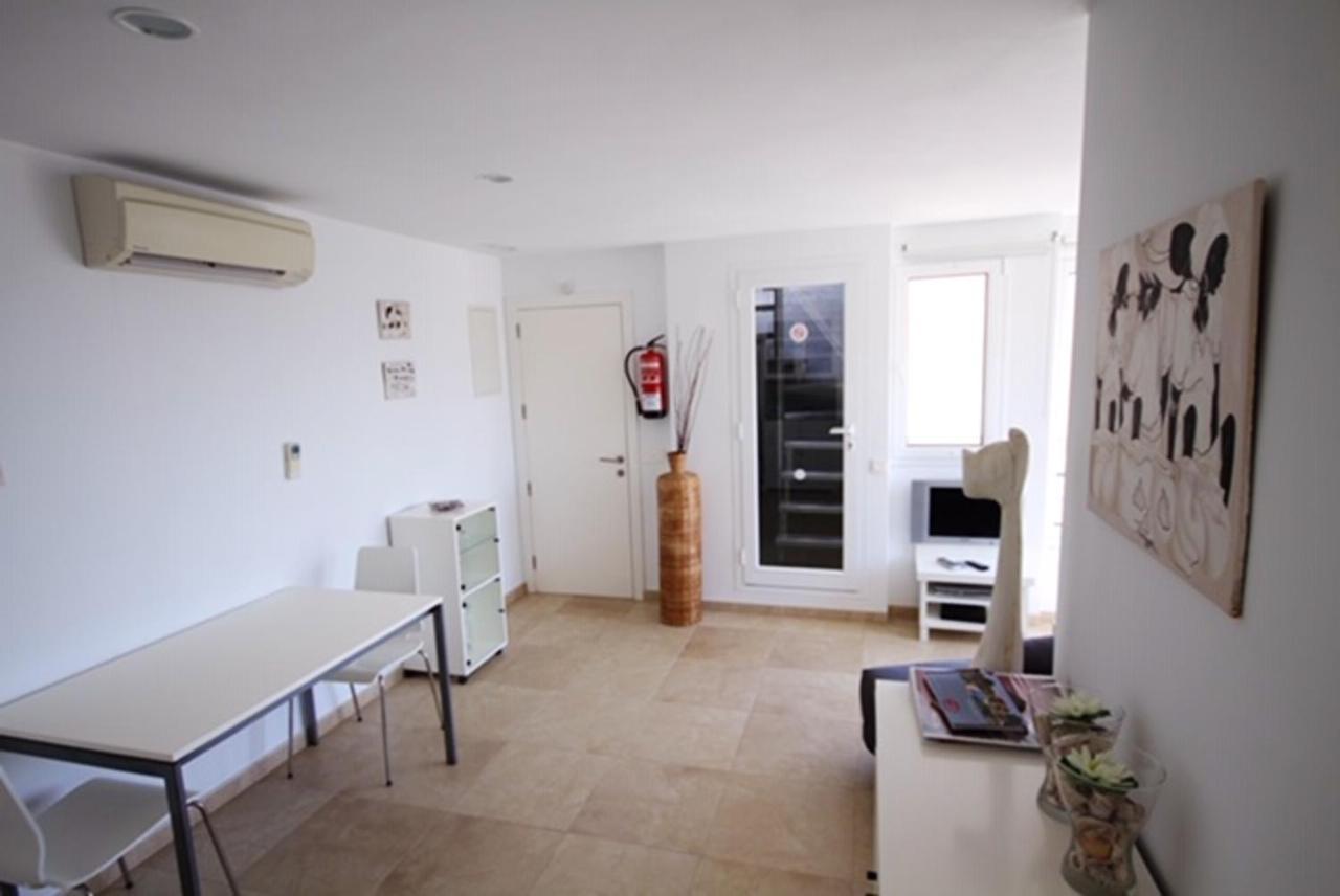 Seaside Jacuzzi Terrace Apartment: Puerto Pollenca Beachfront Apartment *