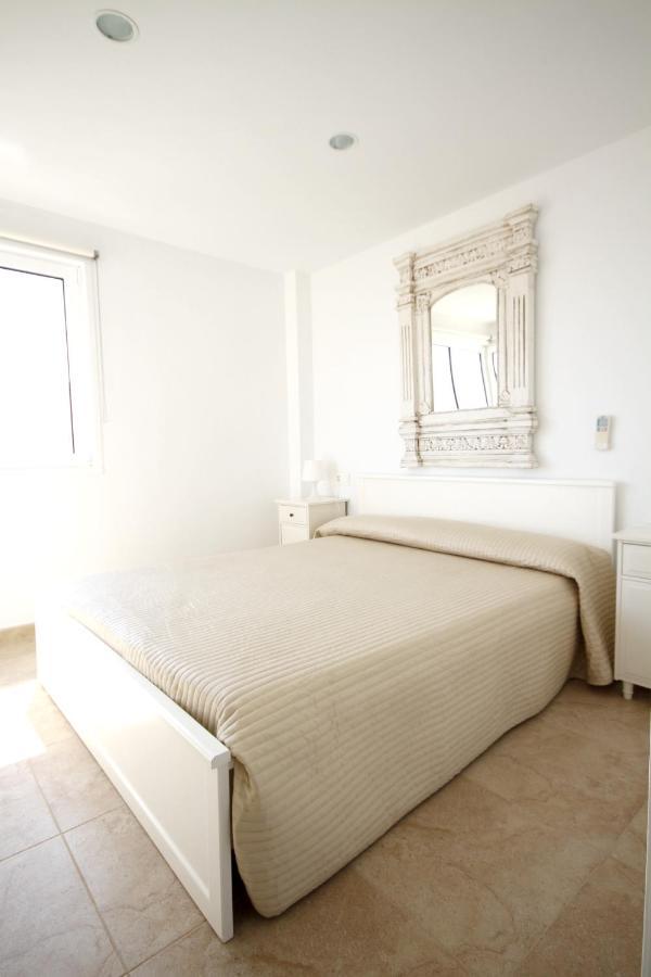 Seaside Jacuzzi Terrace Apartment: Puerto Pollenca Beachfront *