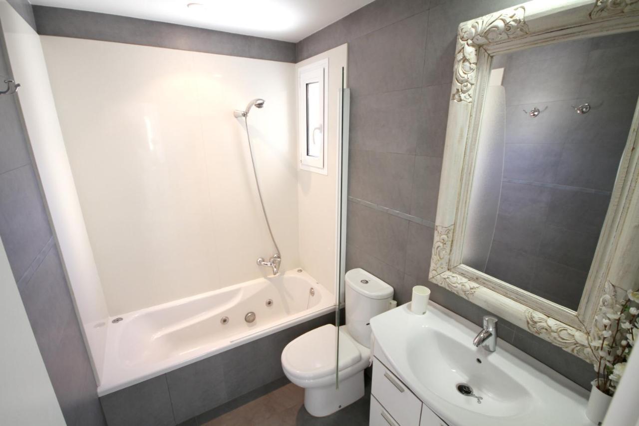 Seaside Jacuzzi Terrace Apartment: Puerto Pollenca Beachfront Apartment