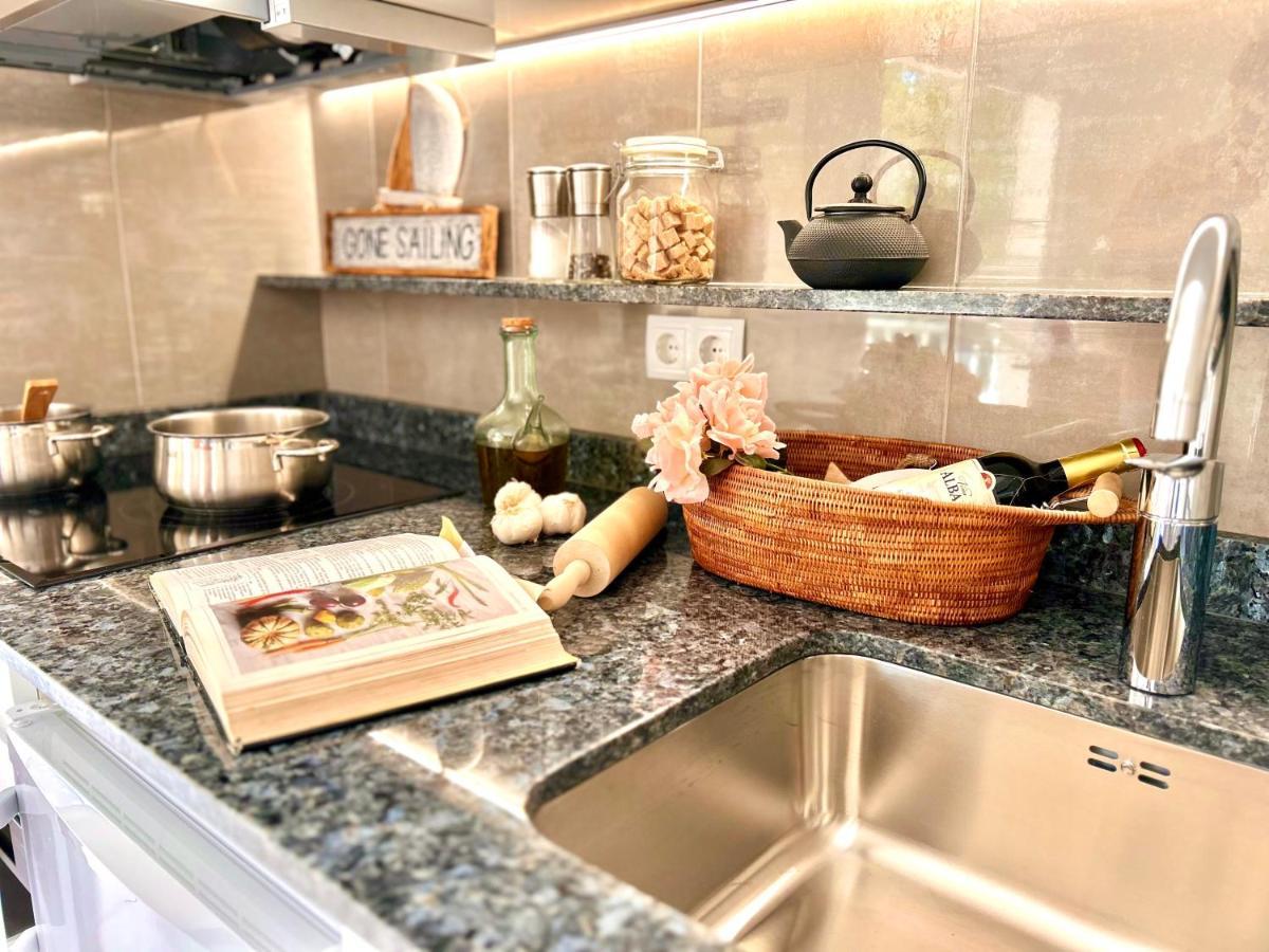 Alexia - Isla - Sunny One Bedroom - Balcony-terrace