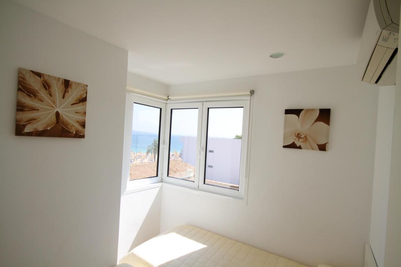 Seaside Jacuzzi Terrace Apartment: Puerto Pollenca Beachfront Apartment *