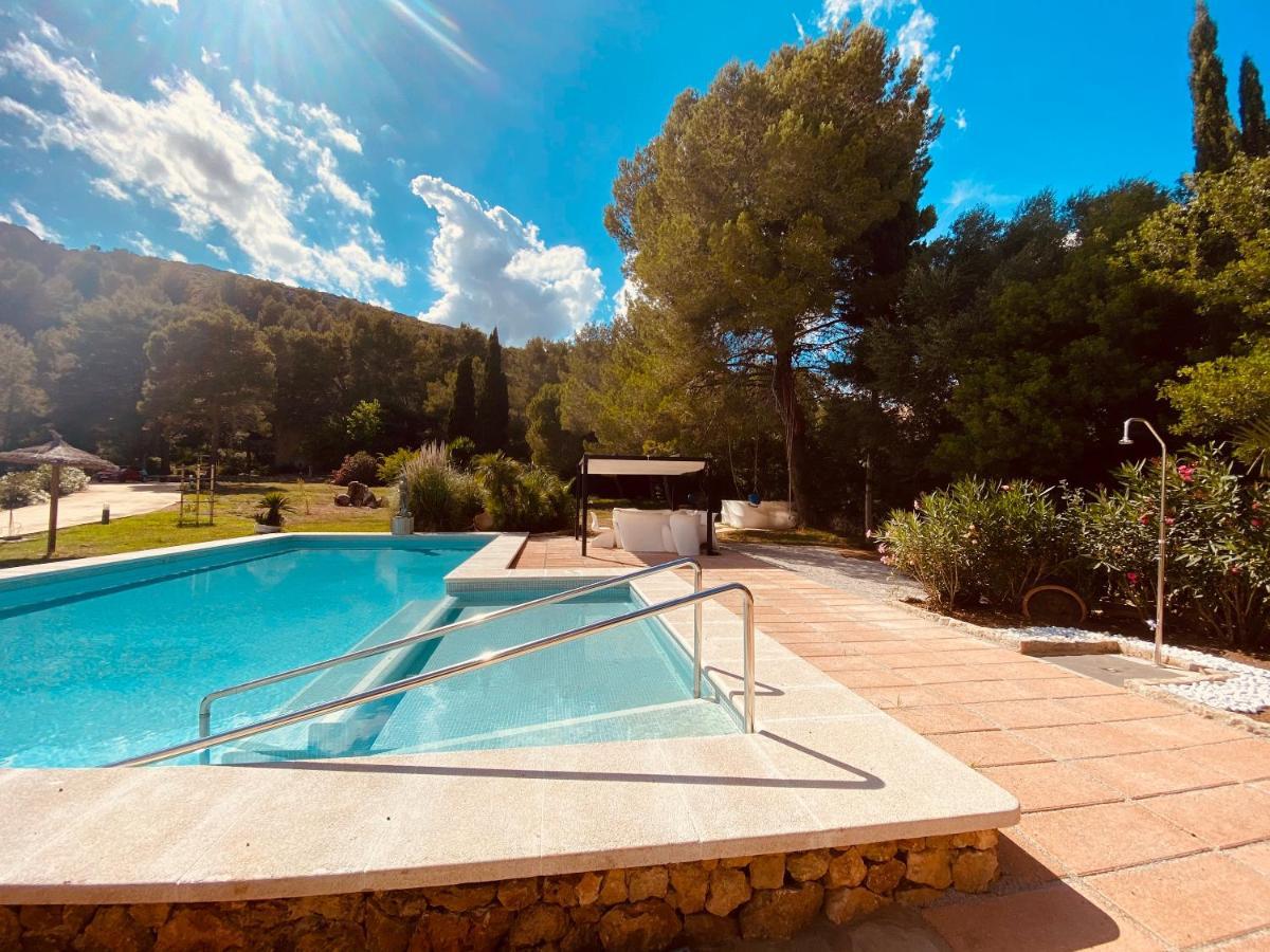 Elegant Villa: Pollenca Poolside Retreat *