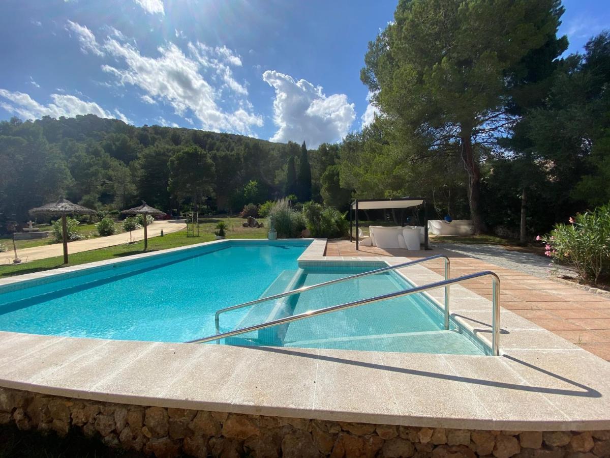 Elegant Villa: Pollenca Poolside Retreat *