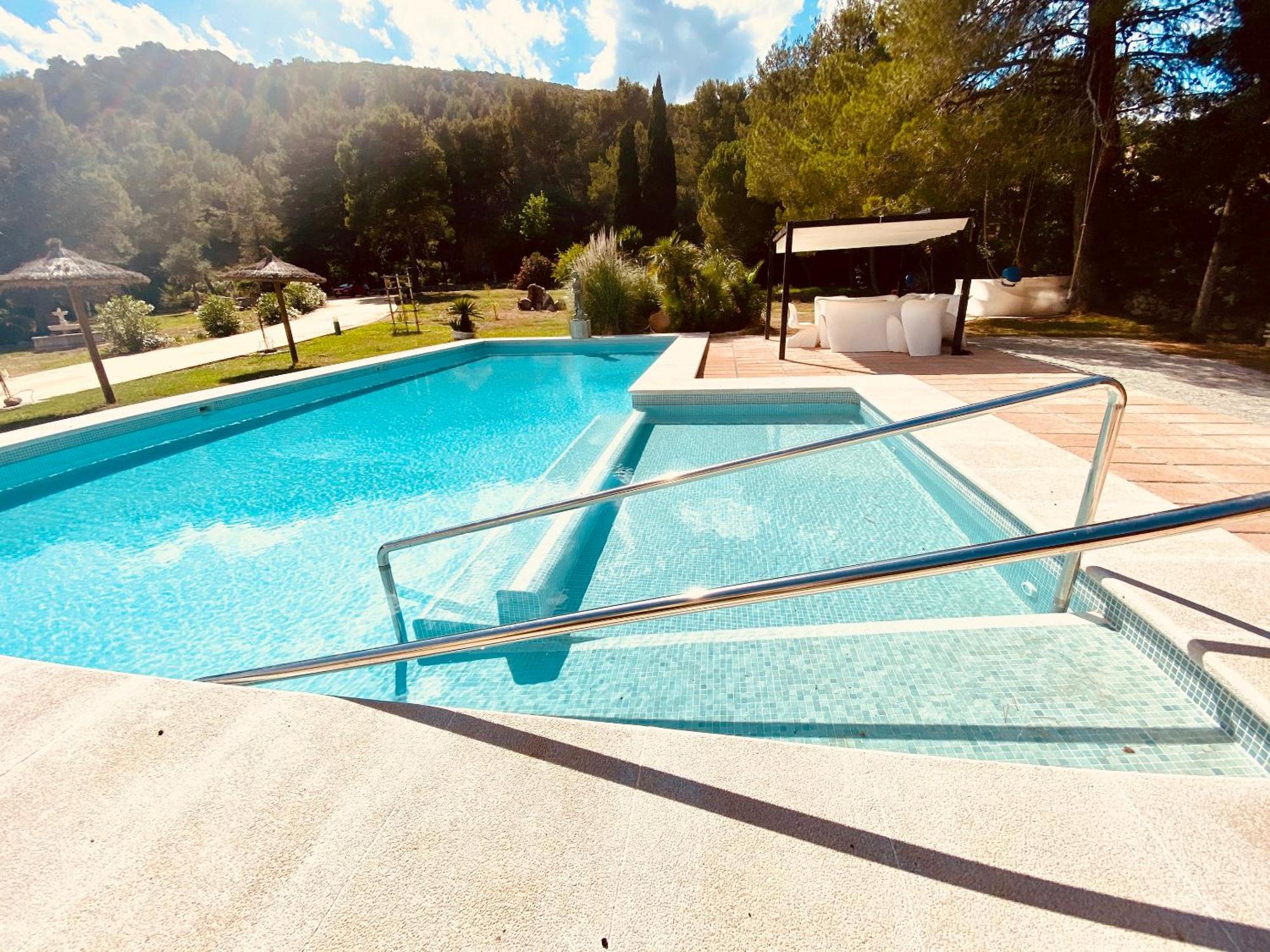 Villa Elegant Villa: Pollenca Poolside Retreat *
