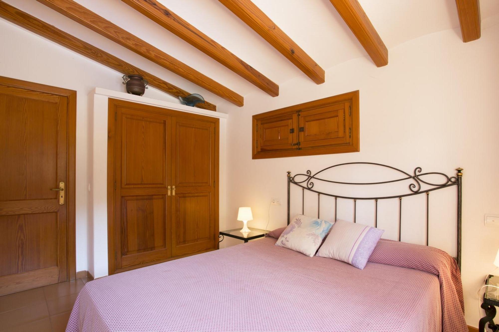 Elegant Villa: Pollenca Poolside Retreat *