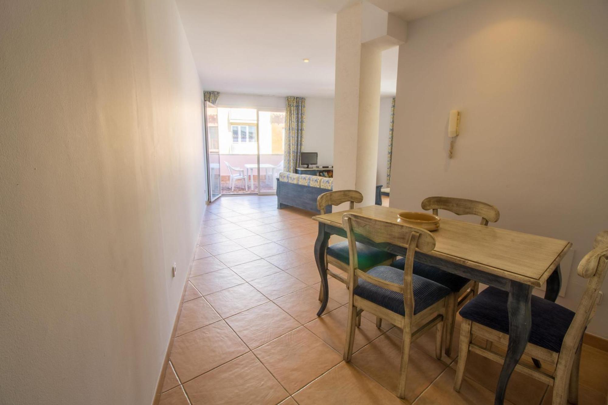 Apartment With Wifi And Pool