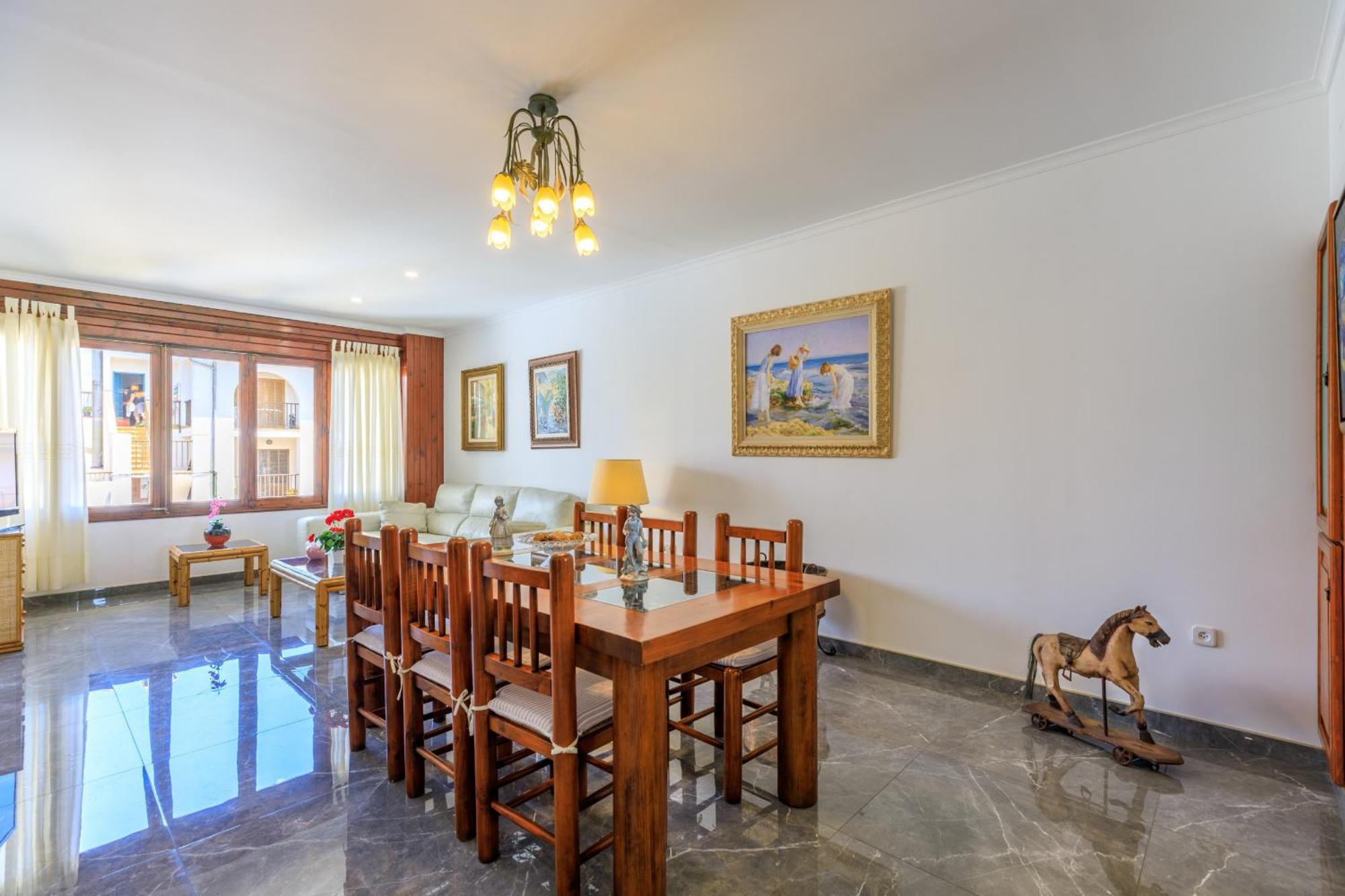 Juanito Apt, Apartment