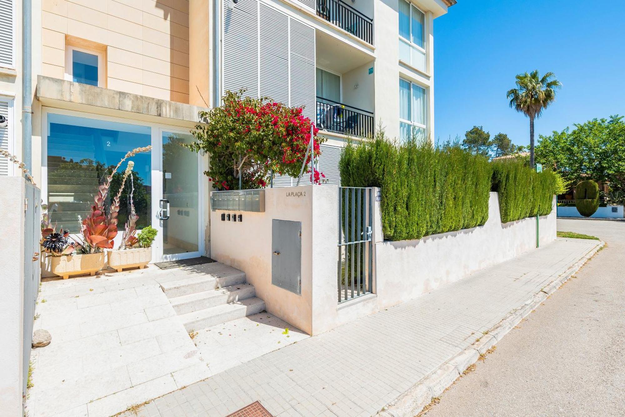 La Plaza Apartment *
