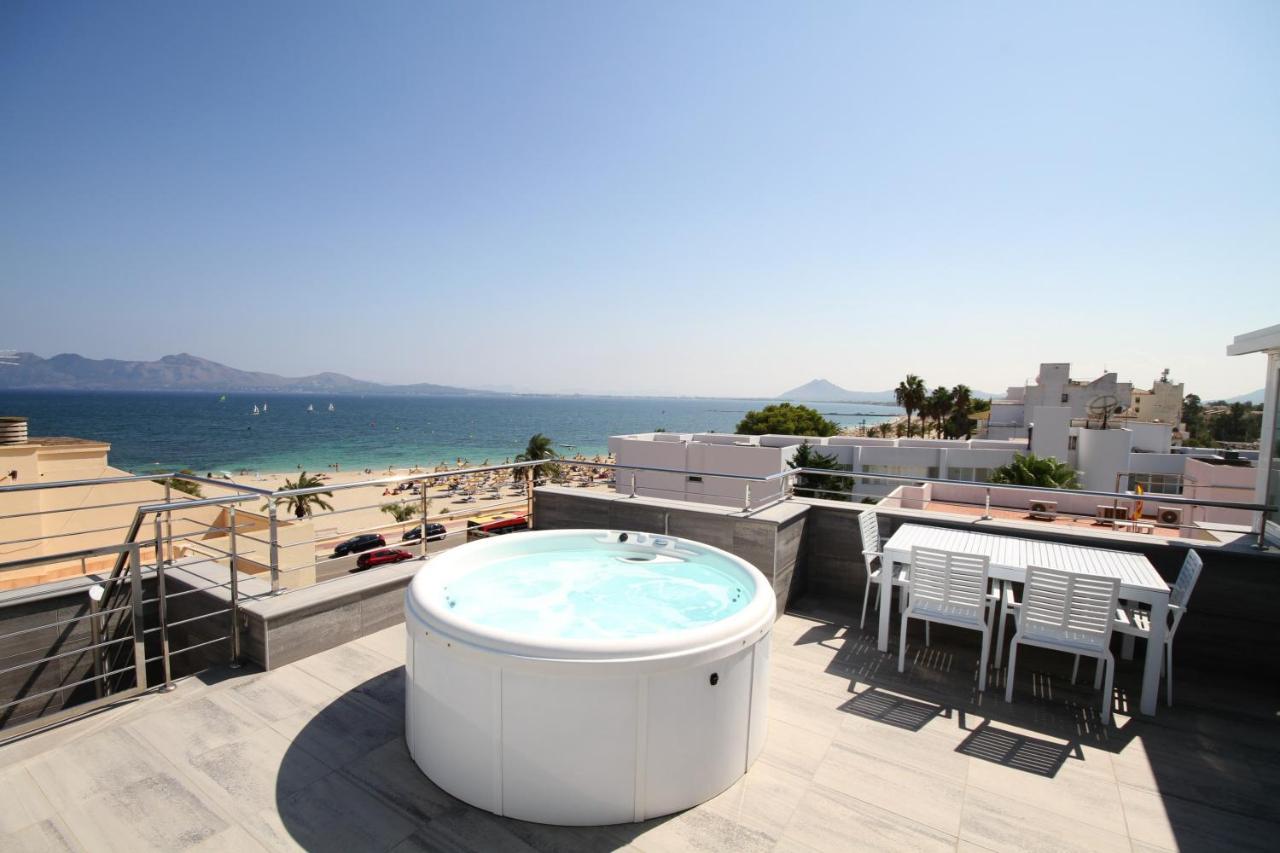 Seaside Jacuzzi Terrace Apartment: Puerto Pollenca Beachfront Port de Pollenca